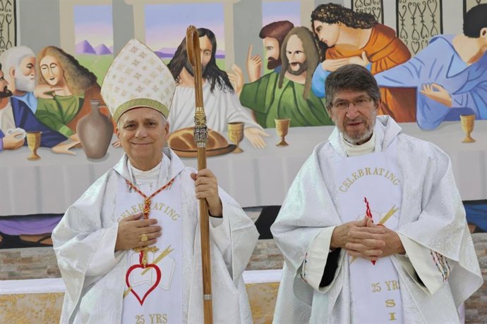 Robert Prevost y Alejandro del Moral en un momento de celebración ecuarística.