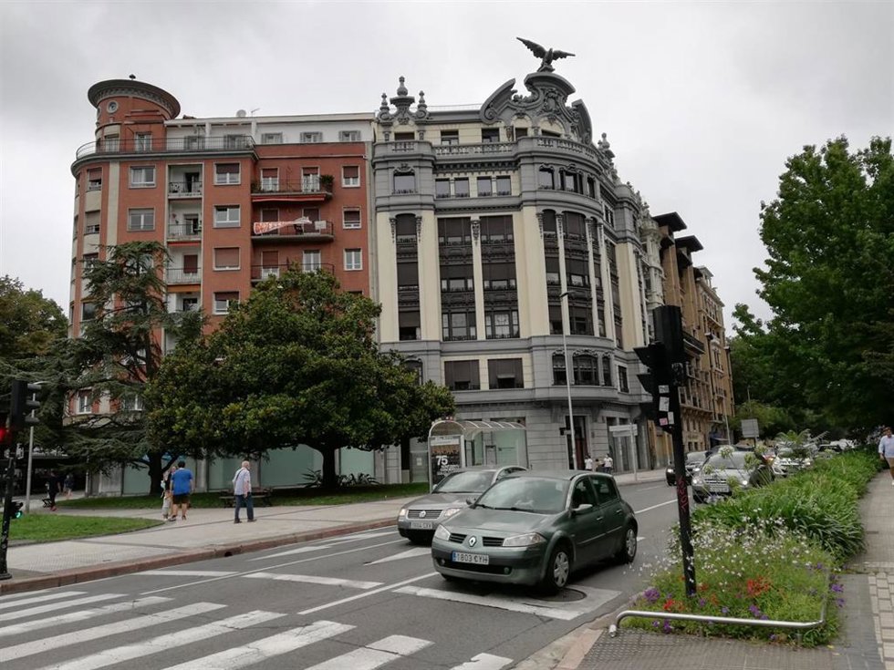 Archivo - Tráfico en el Centro de San Sebastián.