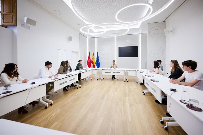 La presidenta Chivite durante el encuentro mantenido con jóvenes del Equipo Europa