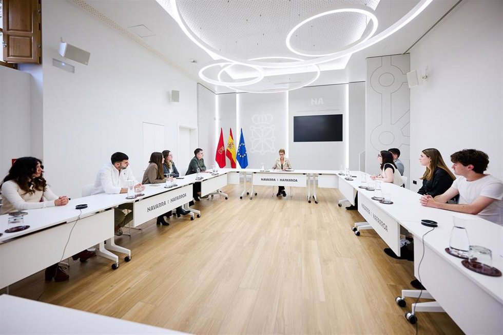 La presidenta Chivite durante el encuentro mantenido con jóvenes del Equipo Europa