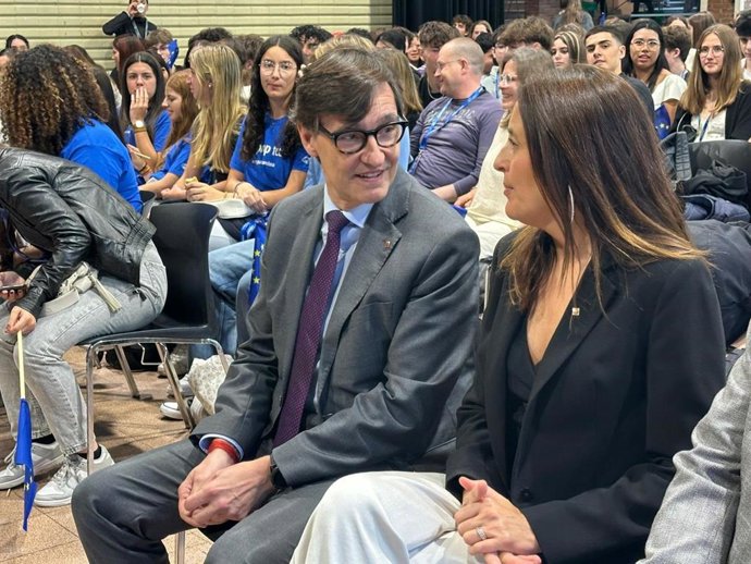 El presidente de la Generalitat, Salvador Illa, con la consellera de Educación, Ester Niubó