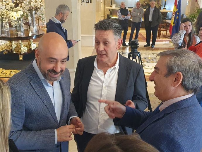 El secretario general regional de UGT, Óscar Lobo (izda), el candidato provincial, Santiago Martínez, y el consejero de Movilidad, José Luis Sanz Merino, minutos antes del inicio del Congreso.