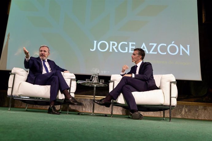 El presidente del Gobierno de Aragón, Jorge Azón, junto al direcror general de Caja Rural de Aragón, José Ignacio Lucas.