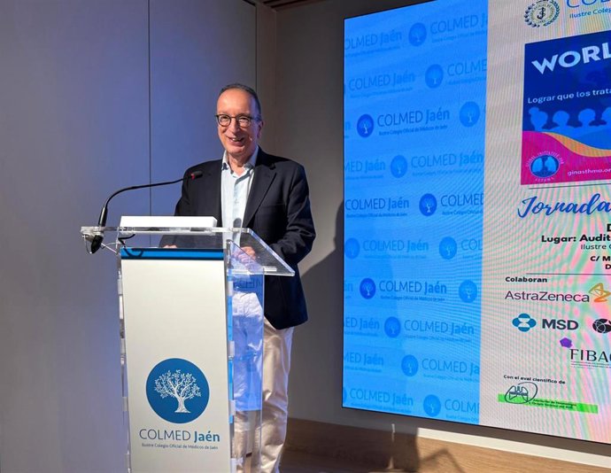 El doctor Luis Manuel Entrenas, durante su conferencia en Jaén.