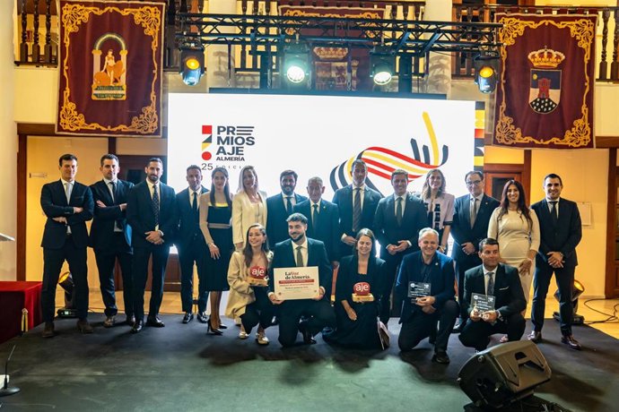 Foto de familia de los premiados, autoridades y representantes empresariales durante la gala de los Premios AJE 2025 celebrada en Roquetas de Mar (Almería).