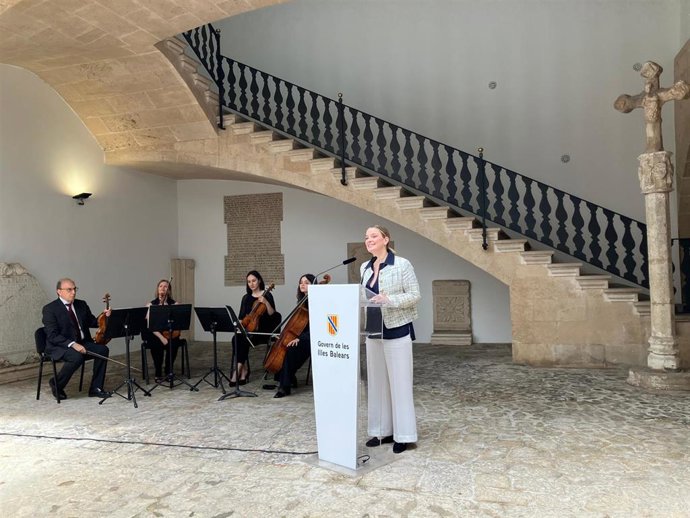 La presidenta del Govern, Marga Prohens, pronuncia unas palabras en un acto organizado con motivo del Día de Europa.