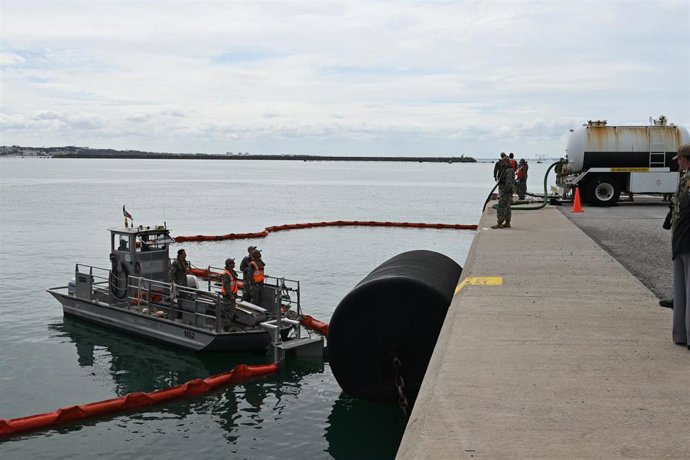 Simulacro de un vertido de gasolina en aguas de la Base Naval de Rota (Cádiz)