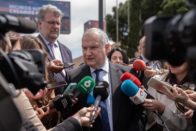 El ministro de Industria y Turismo, Jordi Hereu,  en declaraciones a los medios este viernes durante el salón Automobile en Fira de Barcelona