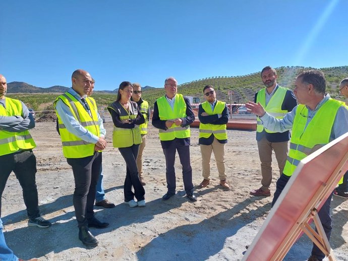 La delegada de la Junta en Almería, Aránzazu Martín, durante su visita a los trabajos de la obra de la EDAR de Oria (Almería).