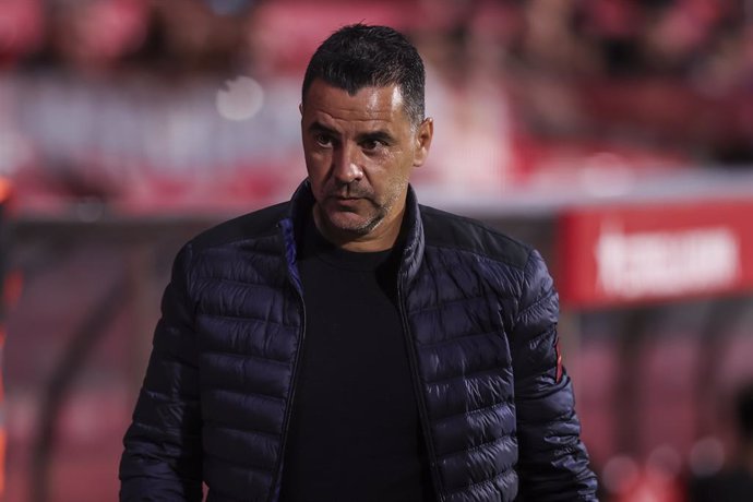 Michel Sanchez, técnico do Girona FC, observa durante a partida de futebol do Campeonato Espanhol, La Liga EA Sports, disputada entre Girona FC e RCD Mallorca no Estadio de Montilivi em 05 de maio de 2025 em Girona, Espanha.