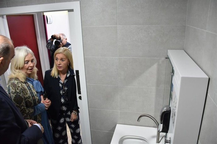 Mercedes Colombo y Eva Pajares en el baño adaptado para personas ostomizadas del Hospital Puerta del Mar.
