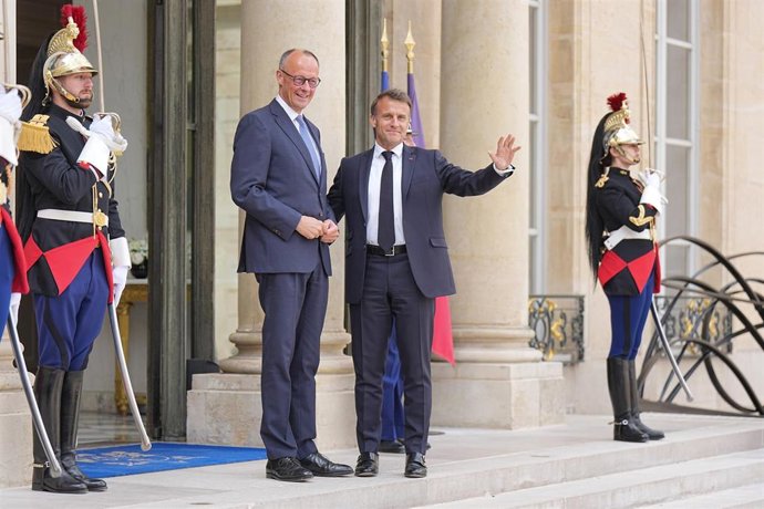 07 May 2025, France, Paris: French President Emmanuel Macron welcomes German Chancellor Friedrich Merz during his first visit to Paris, with talks focusing on Europe's repositioning, the war in Ukraine, and migration policy. Photo: Michael Kappeler/dpa