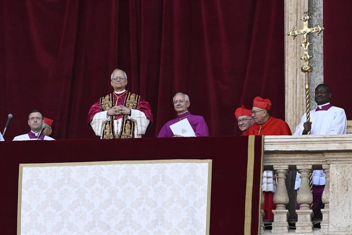El cardenal Robert Prevost, Papa León XIV, el Papa número 267 de la Iglesia, en el balcón de la Basílica de San Pedro tras ser elegido.
