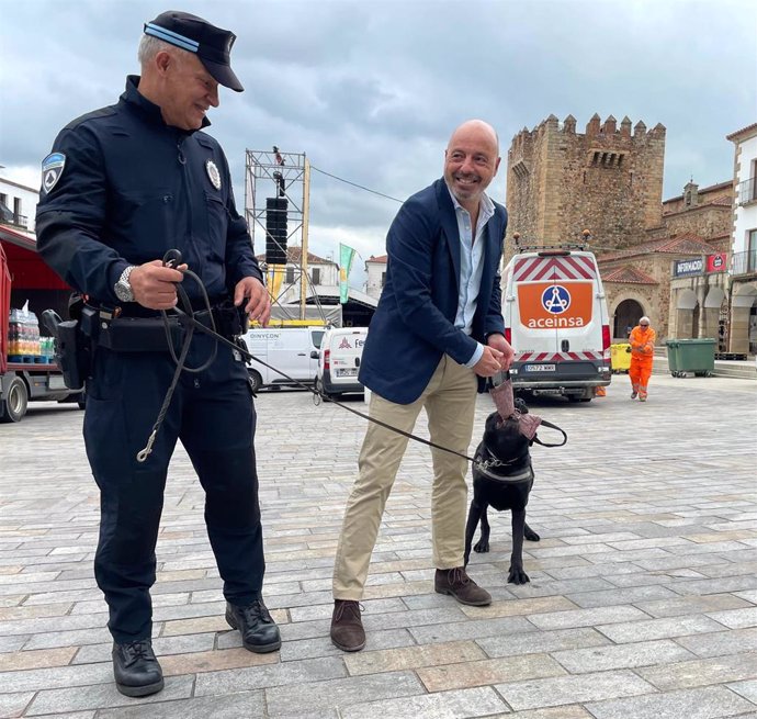 El agente Julio Bejarano, junto al concejal Pedro Muriel y Thor
