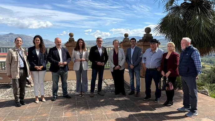 El portavoz del Grupo Parlamentario Vox en Andalucía, Manuel Gavira, este viernes en Álora (Málaga) con expropiados por instalaciones de energías renovables.