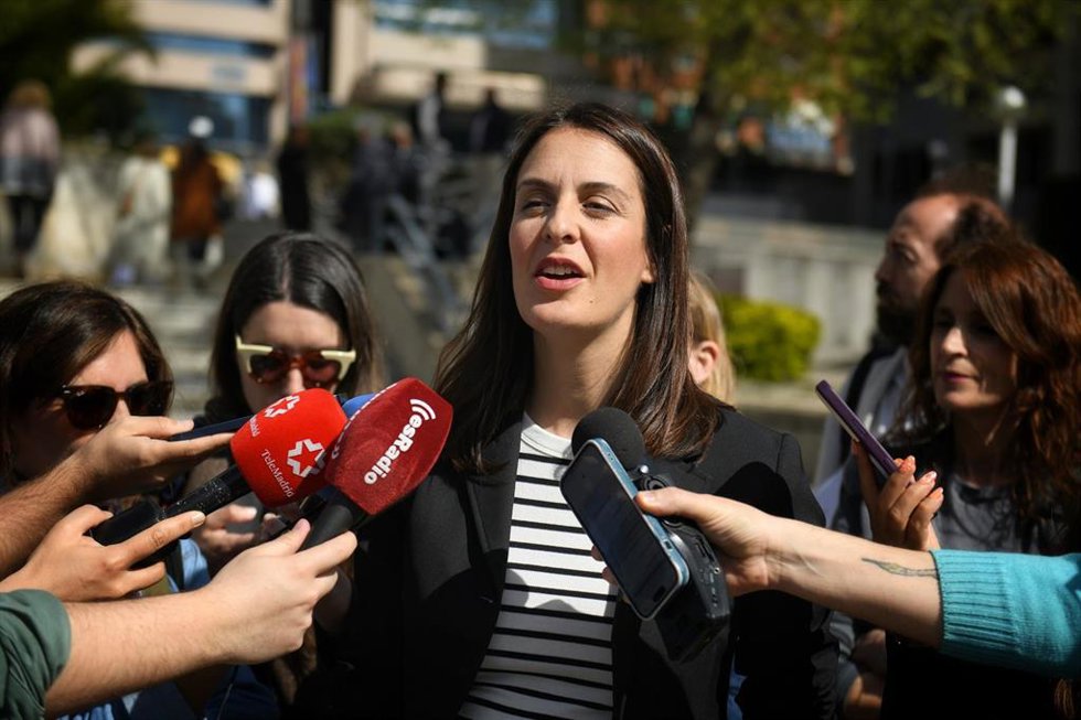 La portavoz de Más Madrid en el Ayuntamiento de Madrid, Rita Maestre ofrece declaraciones a los medios, a 9 de abril de 2025, en Madrid (España). 