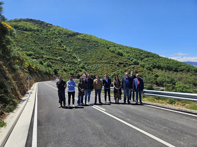 El vicepresidente de la Diputación de León, Roberto Aller ,(tercero por la derecha) y el vicepresidente de la Institución provincial en El Bierzo, Luis Alberto Arias (cuarto por la izquierda) en la carretera de Castropete,