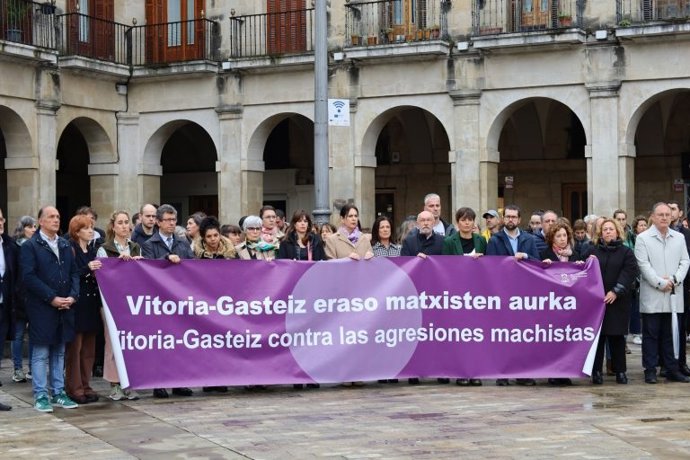 Vitoria-Gasteiz se concentra contra el asesinato de una vecina en la localidad riojana de Haro
