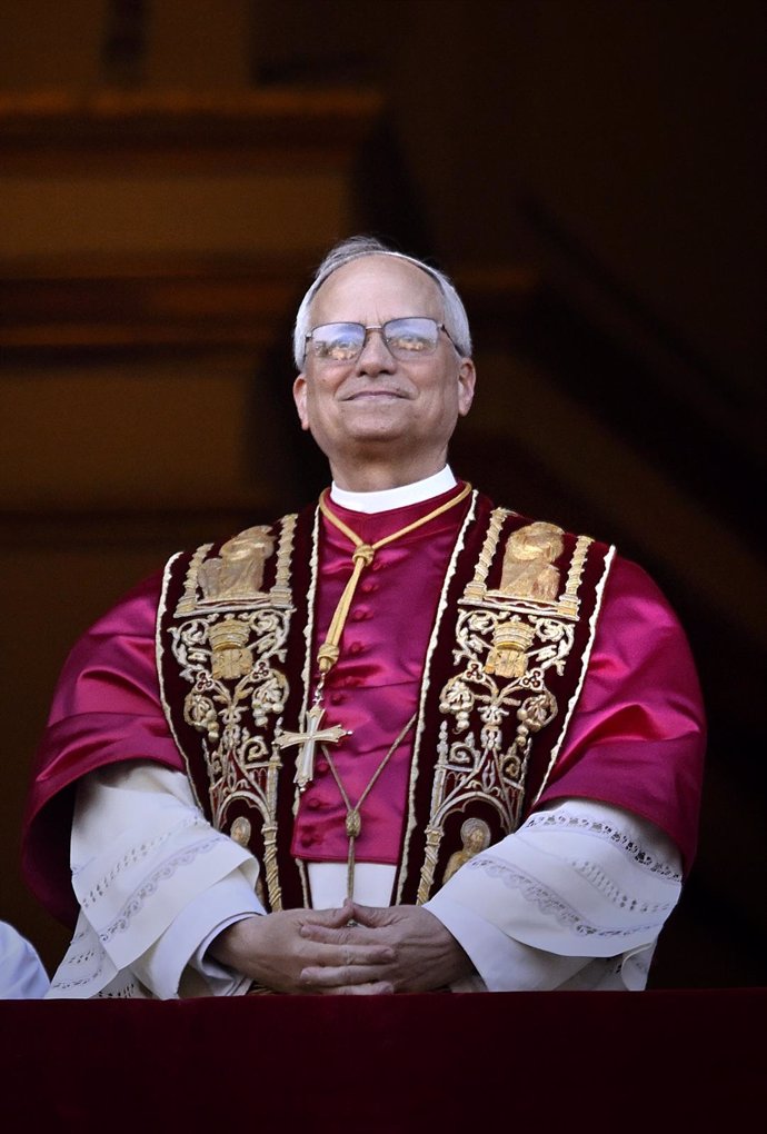 El cardenal Robert Prevost, Papa León XIV, el Papa número 267 de la historia, comparece ante sus fieles, en el balcón de la Basílica de San Pedro, a 8 de mayo de 2025, en La Ciudad del Vaticano (El Vaticano). El humo de la cuarta fumata del Cónclave para 
