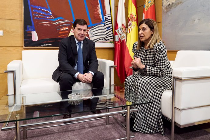 La presidenta de Cantabria, María José Sáenz de Buruaga, junto al presidente de la Junta de Castilla y León, Alfonso Fernández Mañueco.