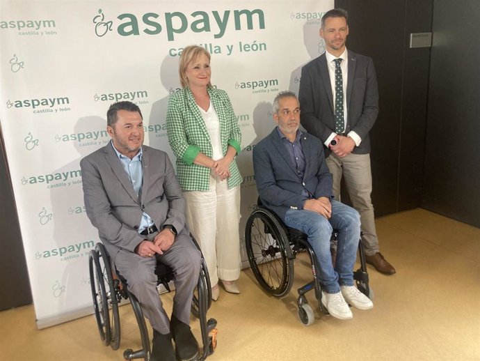 Francisco Sardón (i), Leticia García, Ángel de los Propios y Jesús Blanco, durante la visita de hoy en Aspaym.