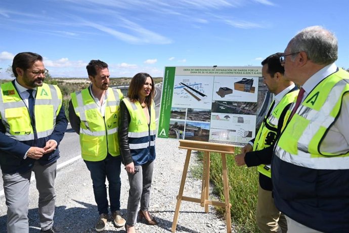 La consejera de Fomento, Articulación del Territorio y Vivienda, Rocío Díaz, visita una de las carreteras de Granada reparadas tras la DANA.
