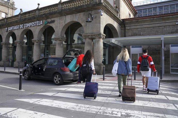Archivo - Varios estudiantes se dirigen a la estación de tren para regresar a su casa durante el fin de semana, en Santiago de Compostela