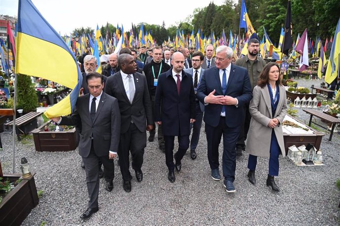Ministros de exteriores europeos, entre ellos el español José Manuel Albares, visitan Ucrania