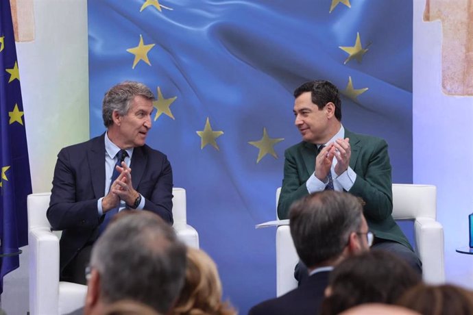 El presidente del PP, Alberto Núñez Feijóo (i.), y el presidente de la Junta de Andalucía y del PP-A, Juanma Moreno, este viernes en Córdoba