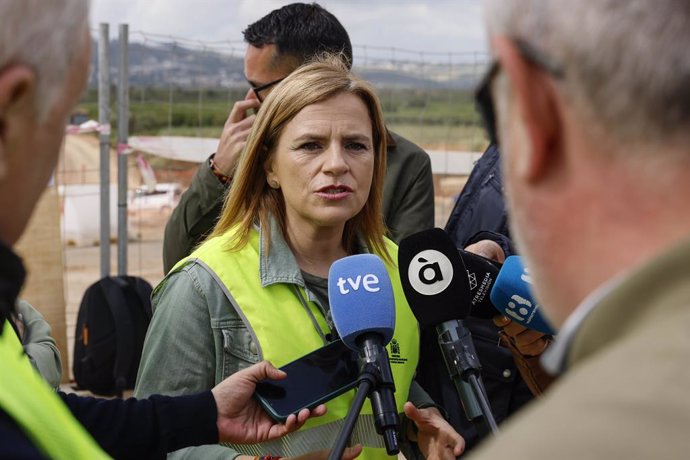 La delegada del Gobierno en la Comunitat Valenciana, Pilar Bernabé, ofrece declaraciones a los medios tras su visita a las obras de emergencia para la reconstrucción de los puentes de la A-7 sobre el barranco del Poyo, a 30 de abril de 2025, en Quart de P