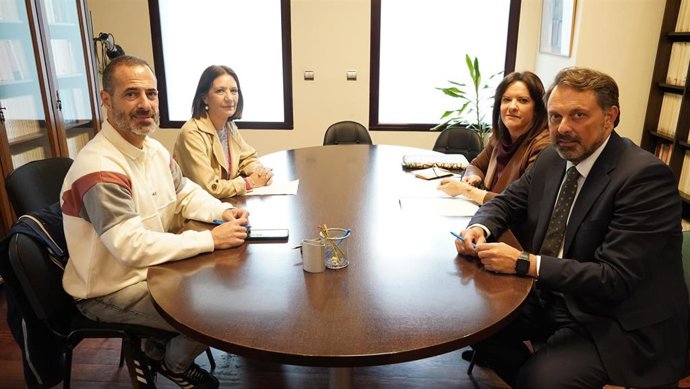 El alcalde y la concejala de Comercio y Hostelería, Movilidad y Transporte Público, Patricia Antuña, junto a Rafael González y María Jesús Herrero, de Caja Rural Asturias.