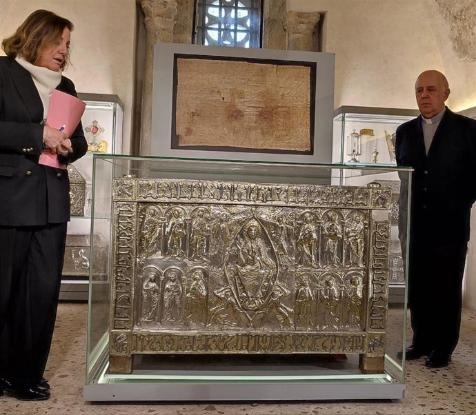 Cámara Santa de la Catedral de Oviedo, con el Arca Santa y el Santo Sudario.