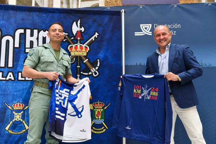 El vicepresidente primero de la Diputación de Cádiz, Juancho Ortiz, y Rafael Antón, jefe de la Plana Mayor del Mando del Cuarto Tercio de la Legión, presentan 'La 101'