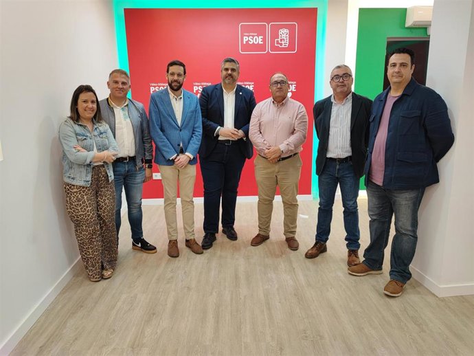 Josele González, portavoz del grupo socialista en la Diputación de Málaga, junto al alcalde de Iznate, Gregorio Santos, y otros representantes del PSOE en la comarca de la Axarquía.