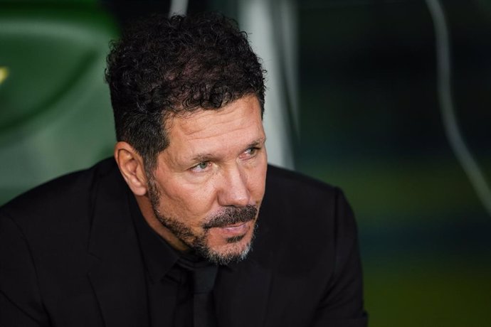 Archivo - Diego Pablo "Cholo" Simeone, head coach of Atletico de Madrid, looks on during the Spanish league, LaLiga EA Sports, football match played between Real Betis and Atletico de Madrid at Benito Villamarin stadium on October 27, 2024, in Sevilla, Sp