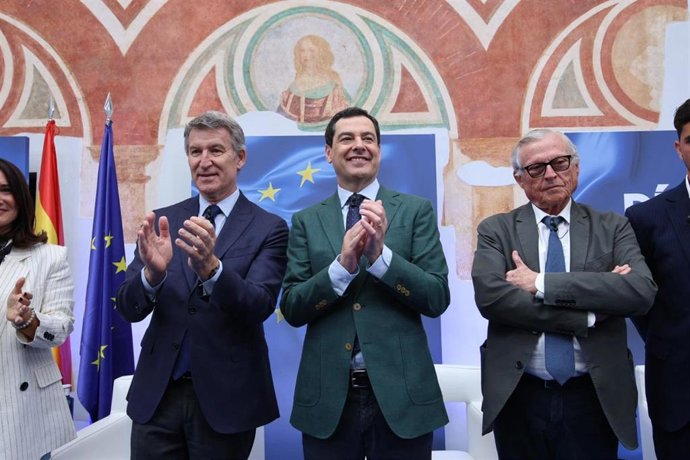 El líder del PP, Alberto Núñez Feijóo, y el presidente de la Junta de Andalucía, Juanma Moreno, participan en el Día de Europa en Córdoba.