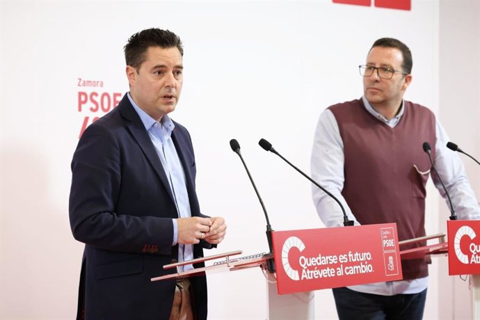 El secretario de Organización del PSOE de Castilla y León, Daniel de la Rosa, y su homólogo en Zamora, Iñaki Gómez.