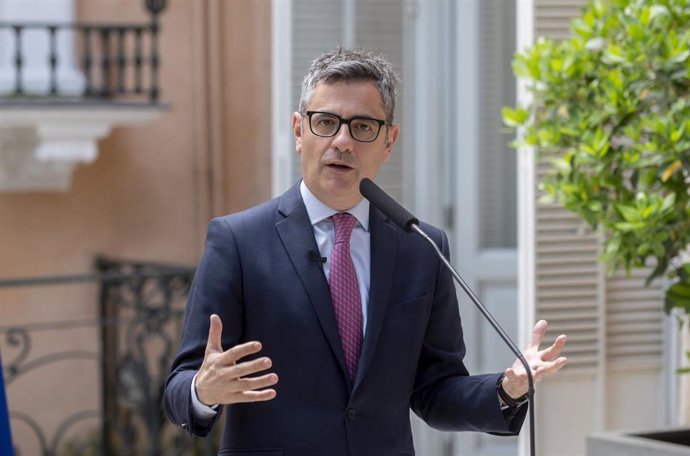 El ministro de la Presidencia, Justicia y Relaciones con las Cortes, Félix Bolaños,  atiende a los medios de comunicación, en la sede del Ministerio (Palacio de Parcent), a 9 de mayo de 2025, en Madrid (España).