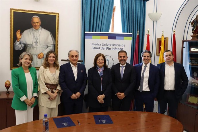Fotografía sobre el convenio firmado entre la UCAM y la marca de calzado Pablosky.
