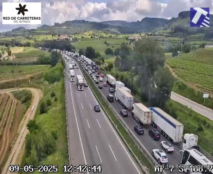 Imagen del tramo de la AP-7 entre Subirats y Vilafranca del Penedès (Barcelona) con retenciones.