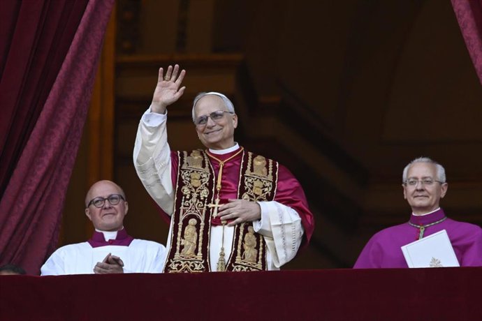El cardenal Robert Prevost, Papa León XIV, el Papa número 267 de la historia, comparece ante sus fieles, en el balcón de la Basílica de San Pedro, a 8 de mayo de 2025, en La Ciudad del Vaticano