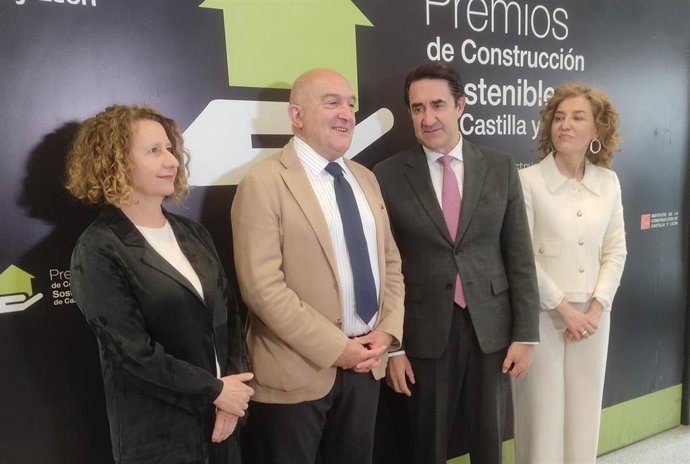 El alcalde de Valladolid, Jesús Julio Carnero, (i) y el consejero de Medio Ambiente, Vivienda y Ordenación del Territorio de Castilla y León, Juan Carlos Suárez-Quiñones, (d) en el centro de la imagen.