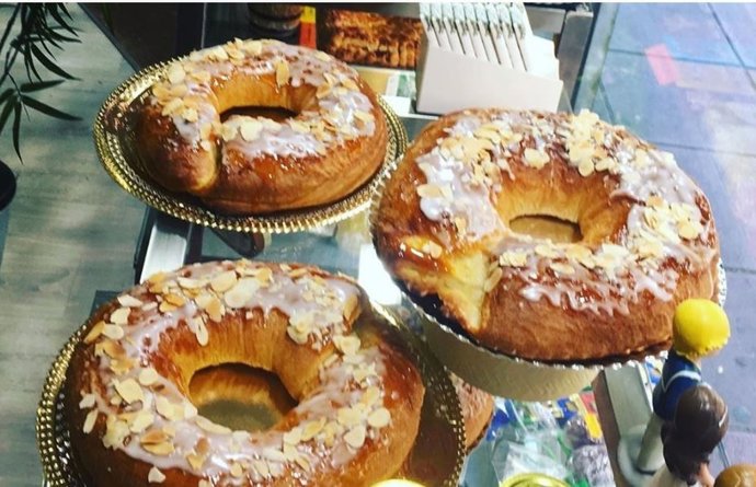 Archivo - Coronas de San Pedro.