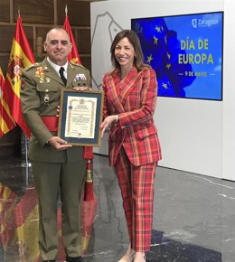 La alcaldesa de Zaragoza, Natalia Chueca, entrega el Premio Estrella de Europa a la Academia General Militar (AGM), que recoge su director, Prudencio Horche