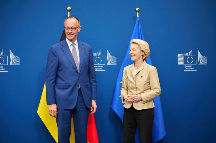 HANDOUT - 09 May 2025, Belgium, Brussels: European Commission President Ursula von der Leyen (R) welcomes German Chancellor Friedrich Merz (L) at the European Council headquarters ahead of their meeting in Brussels. Photo: Dati Bendo/European Commission/d