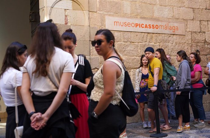 Archivo - Turistas y residentes hacen colas para visitar el museo Picasso Málaga, en una imagen de archivo.