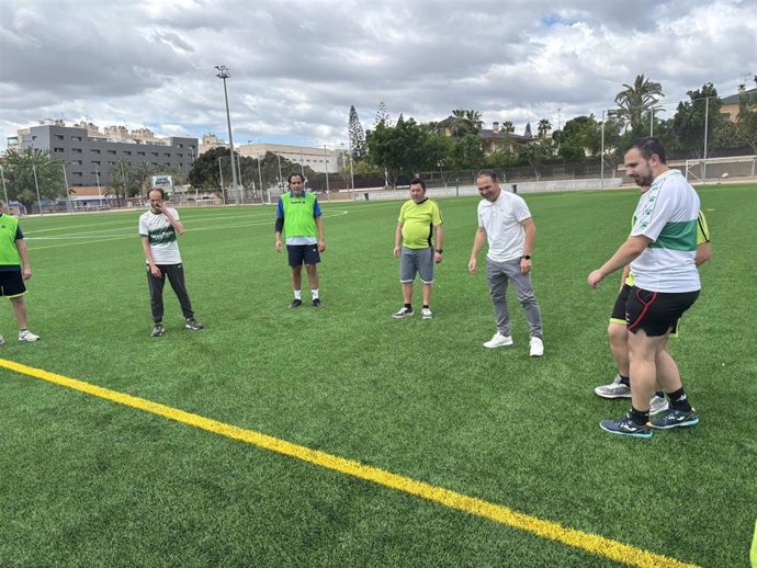 El exfutbolista Nino 'regresa' al campo para apoyar la lucha contra las enfermedades mentales en Elche.