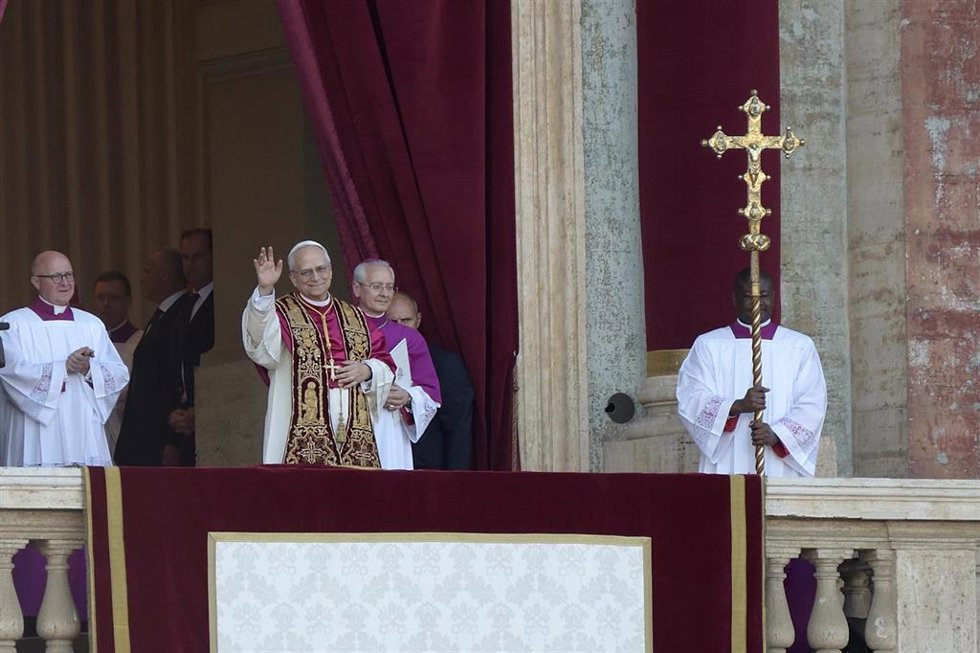 El cardenal Robert Prevost, Papa León XIV, el Papa número 267 de la historia, en el balcón de la Basílica de San Pedro.
