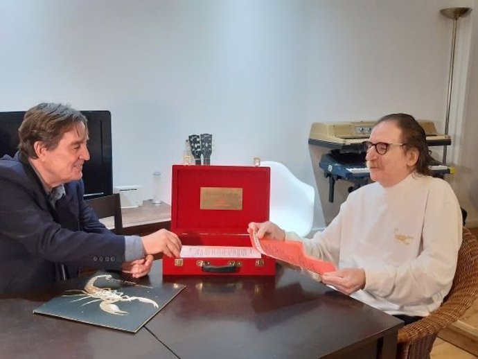 El músico bonaerense, Charly García, esta tarde en su domicilio, junto al director del Instituto Cervantes, Luis García Montero