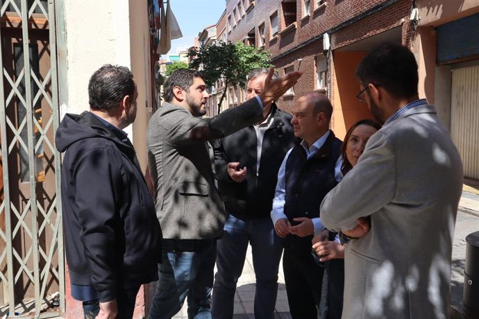 DIputados de VOX Aragón en la calle Montañés de Zaragoza, en el barrio de Delicias.